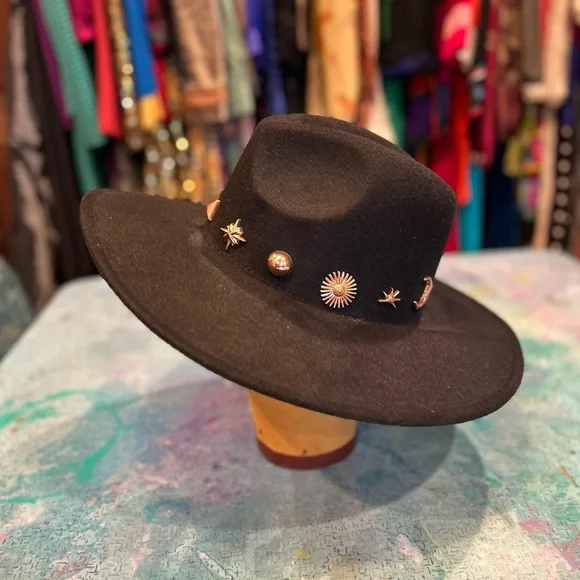 Round Rimmed 🌟🌙 Boho Hat - Picture 3 of 6